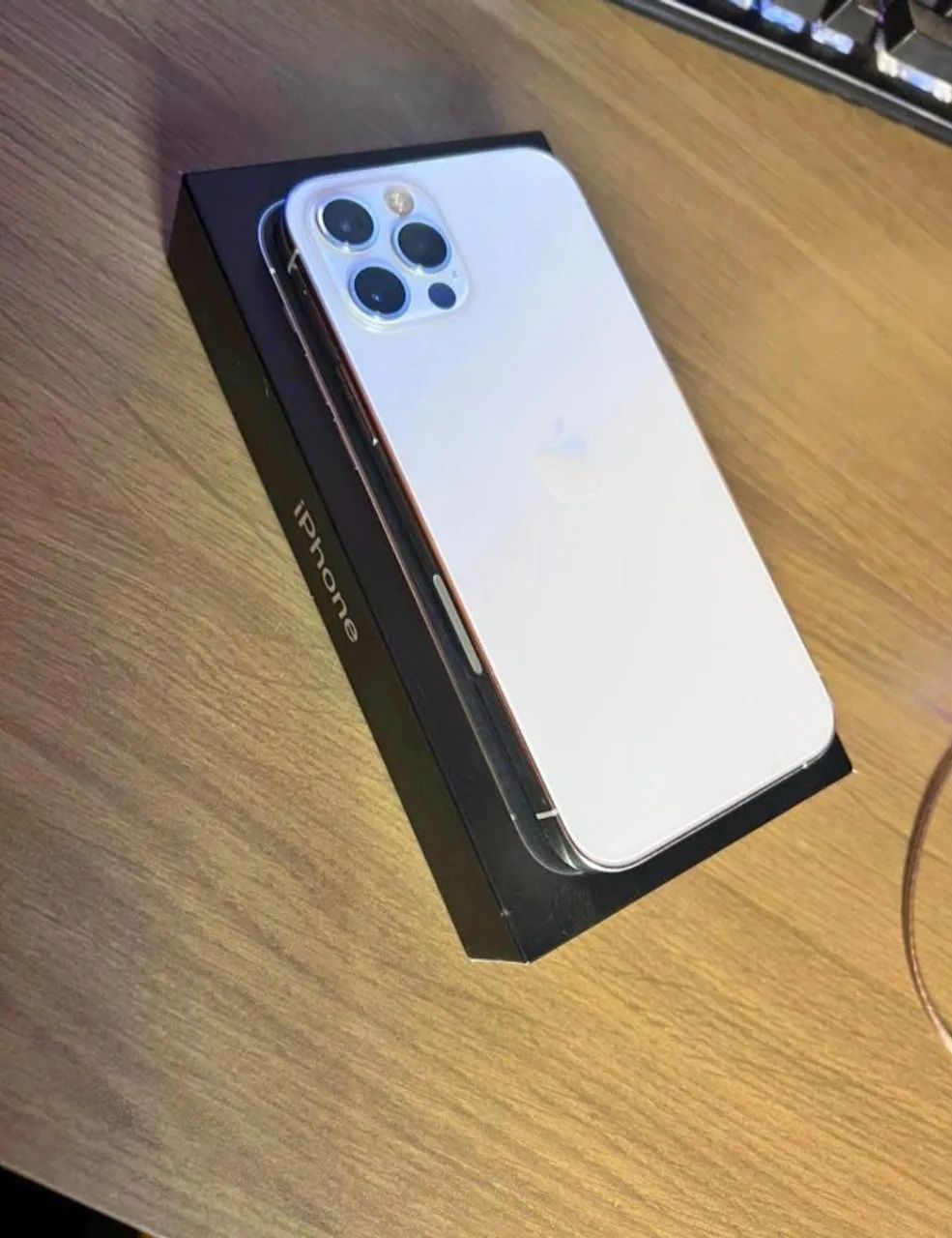 iPhone 12 pro Max branco 256GB semi novo - Celulares e Smartphones