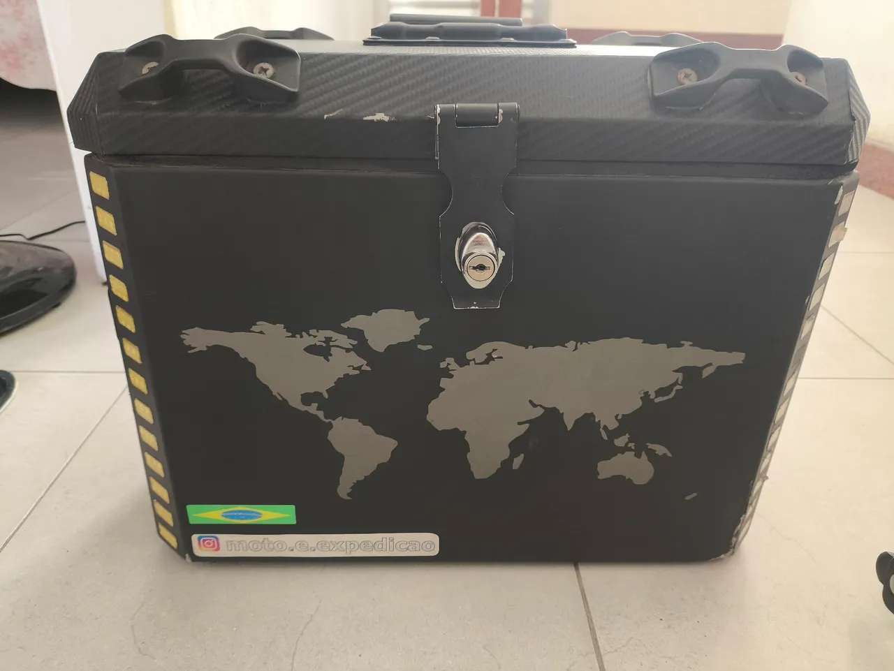 Par de baus laterais para moto com mapa mundi