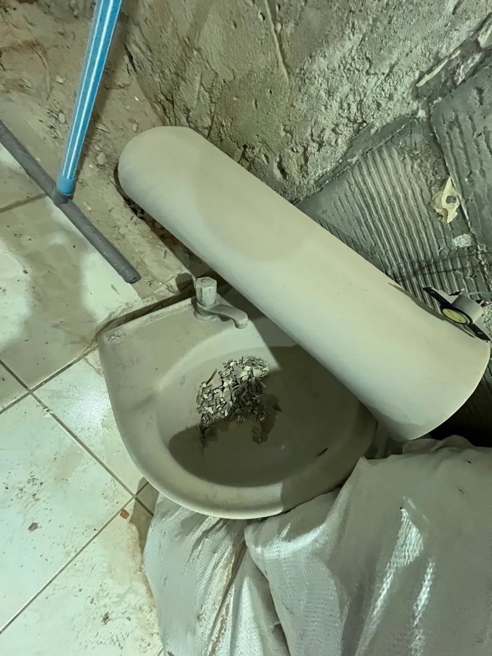 Pia de Cozinha com cuba + Pia de banheiro com coluna e torneira - Foto 2