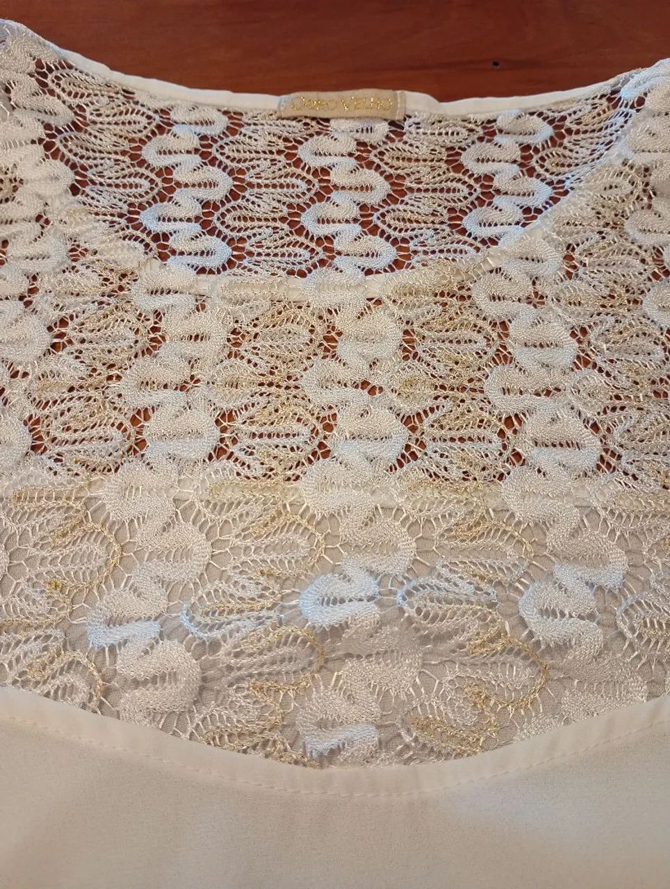 Blusa feminina creme  com detalhes em renda - Foto 4