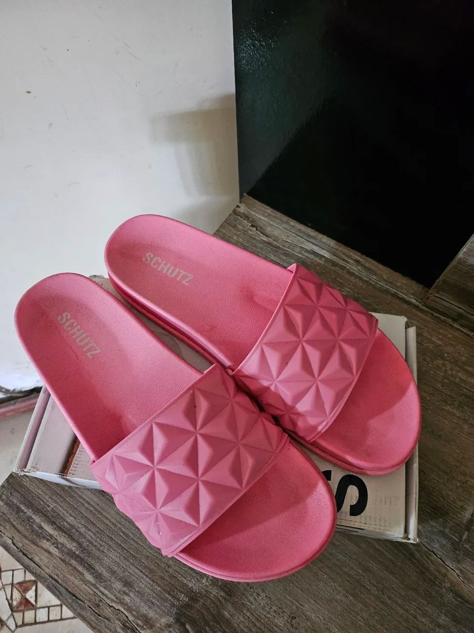 Sandália Slide Schutz Rosa com Detalhes em Relevo
