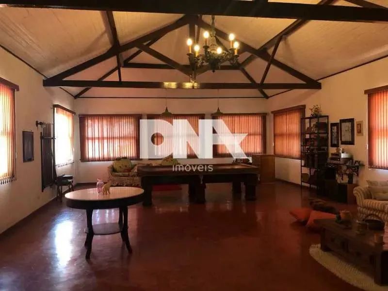 Casa de rua : Triplex / Residencial / Urca