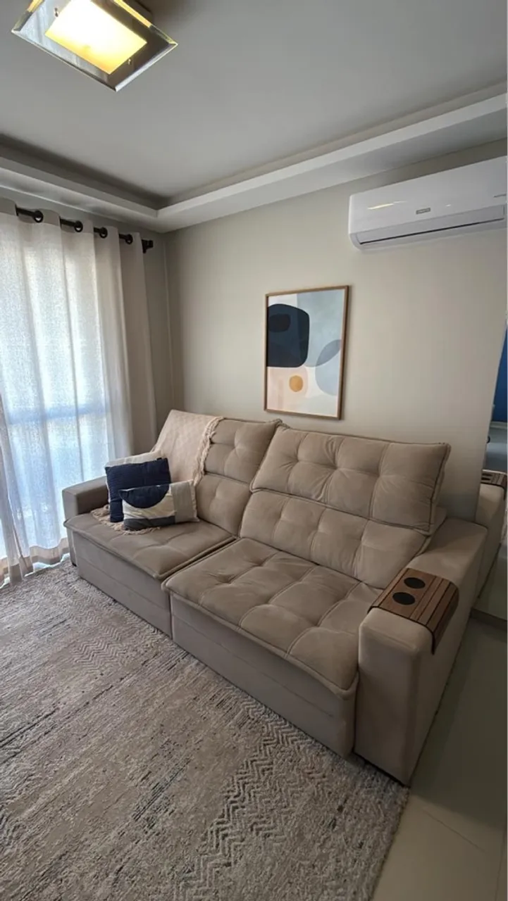 Sofá 3 lugares com design moderno e confortável