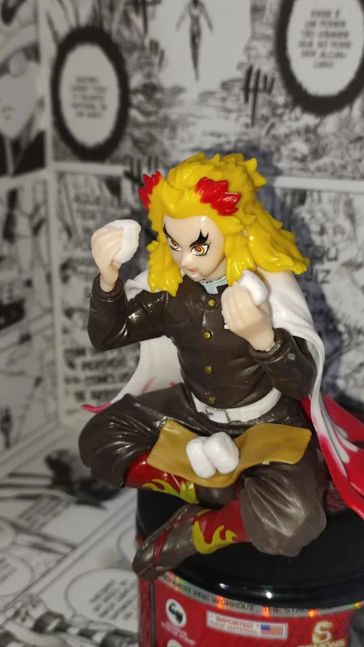 Action Figure do Kyojuro Rengoku sentado comendo onigiri, de Demon Slayer.