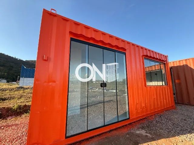 Sala comercial moderna em container