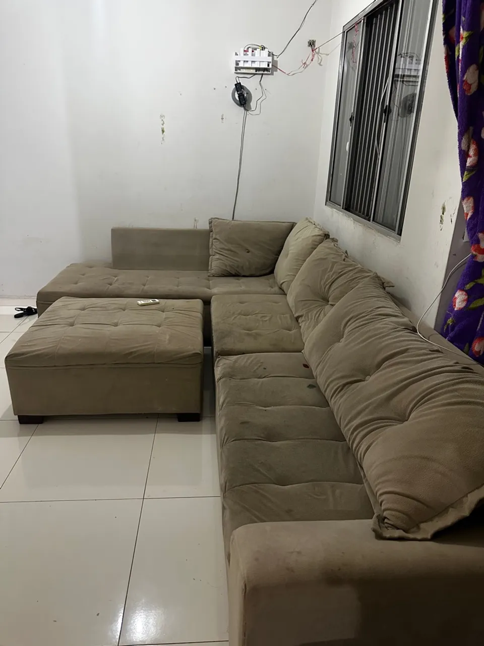 Sofá de canto espaçoso com puff