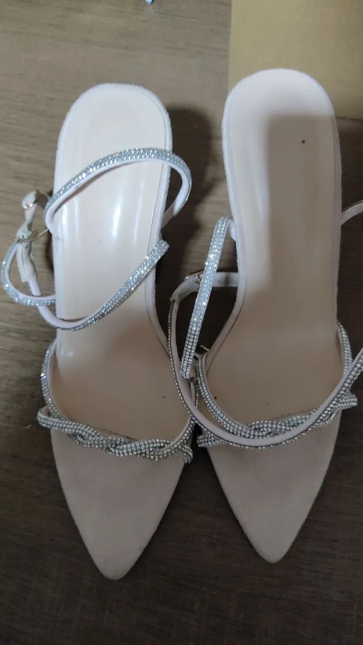 Sandália de salto alto transparente com strass - Foto 4