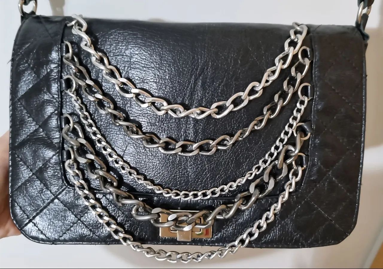 Bolsa preta com corrente Espaço Fashion  - Foto 4