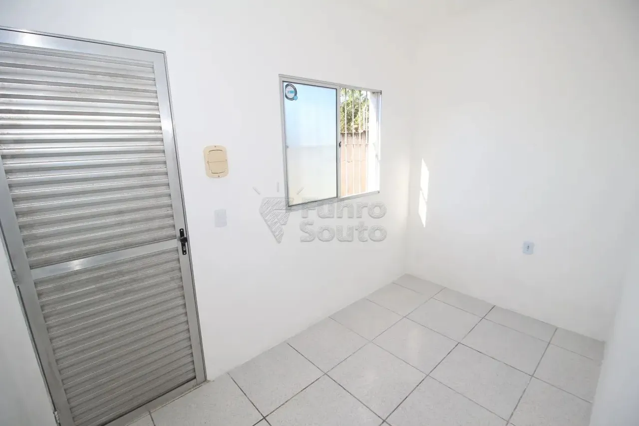 Casa de 01 dormitório em pátio compartilhado