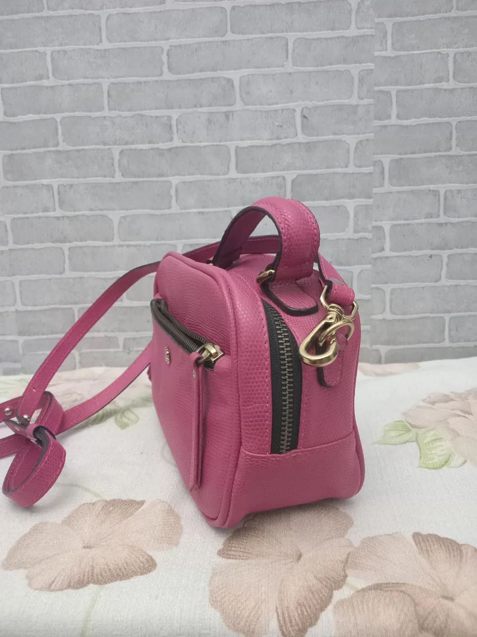 Bolsa Rosa de Ombro com Detalhes Dourados - Foto 3