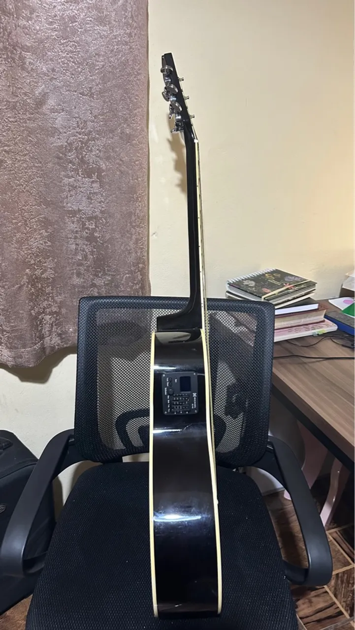 Violão elétrico com afinador embutido