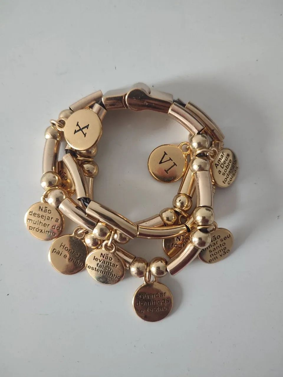 Pulseira Dourada com Pingentes Religiosos