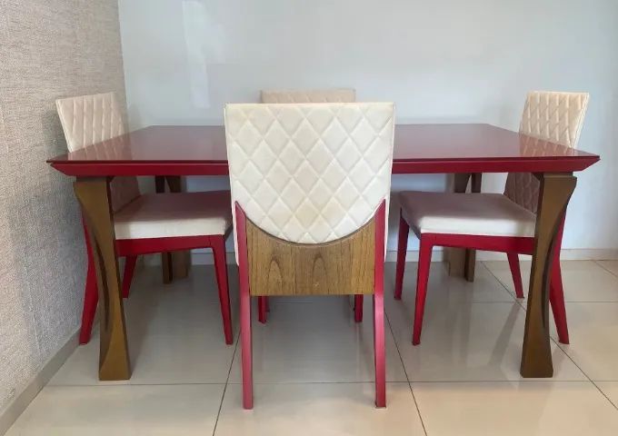 Mesa de Jantar Retangular para 6 lugares vermelha usada com 4 cadeiras