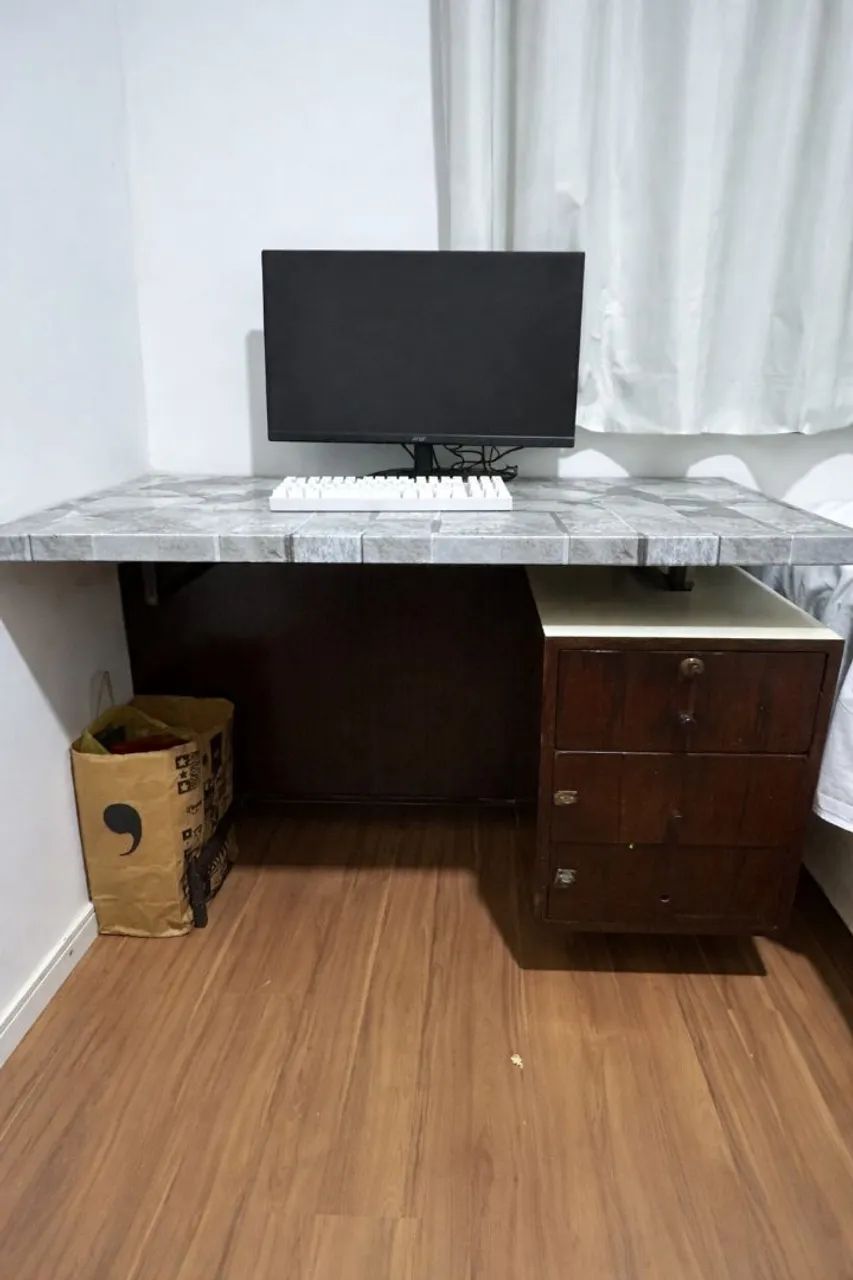 Mesa de escritório de madeira com 3 gavetas