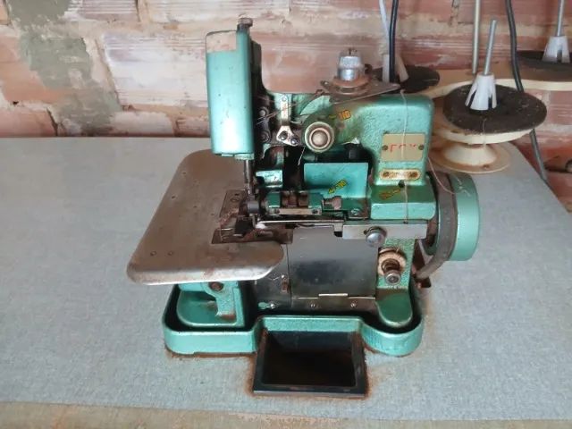 Máquina Costura Overlock Semi Industrial completa com Mesa. - Foto 4