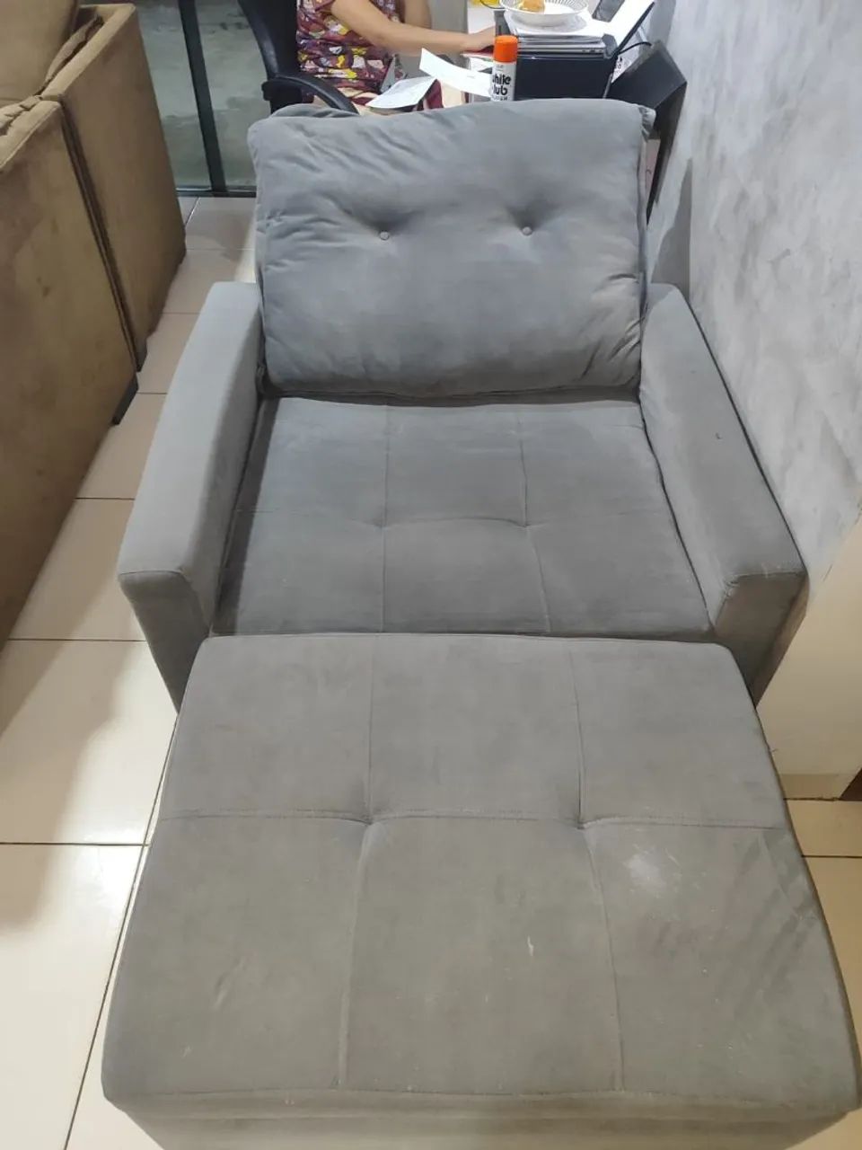 Poltrona Reclinável Veludo Cinza com Puff Baú - Excelente Estado - Foto 2