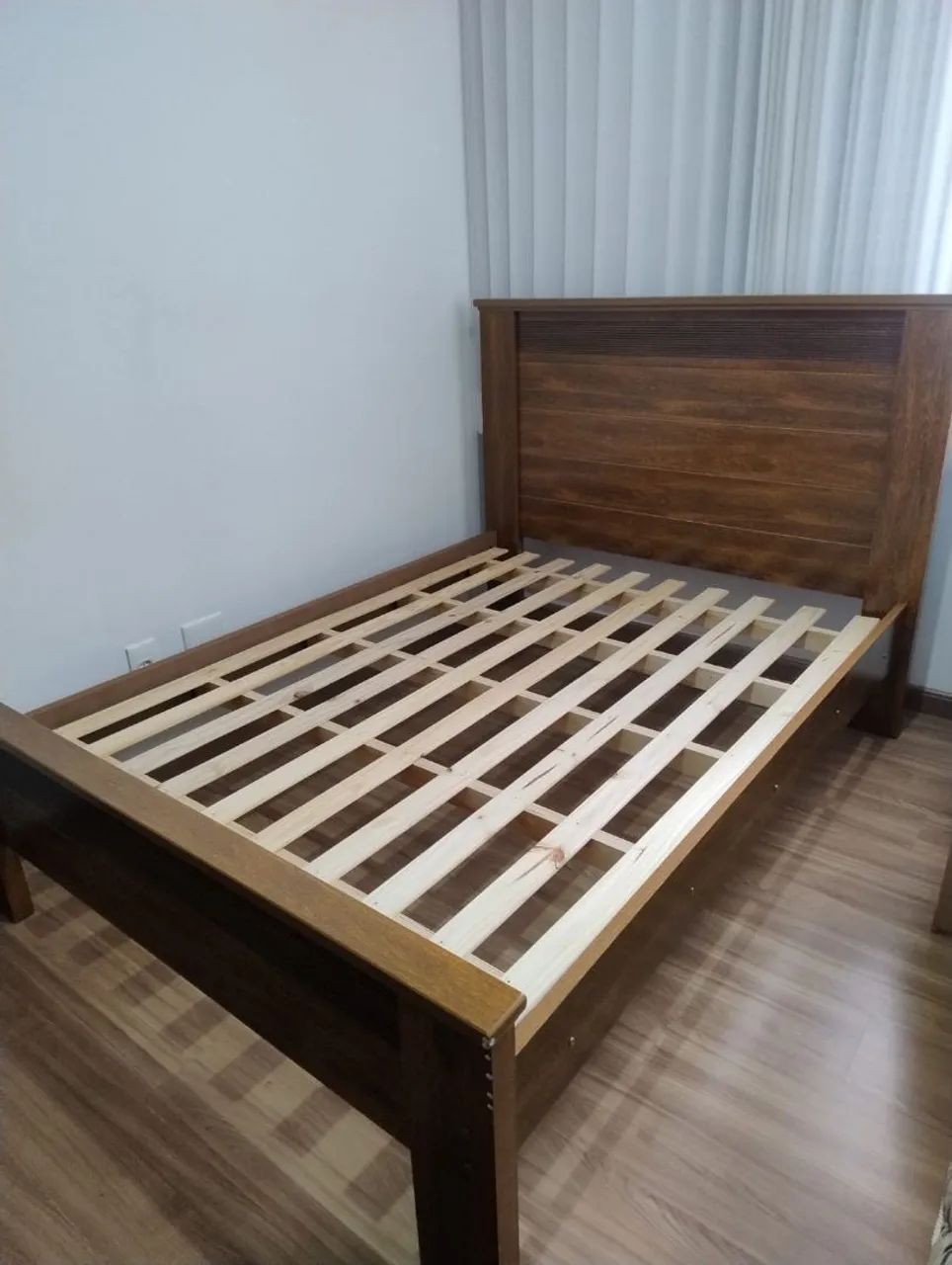 Cama casal padrão muito nova 