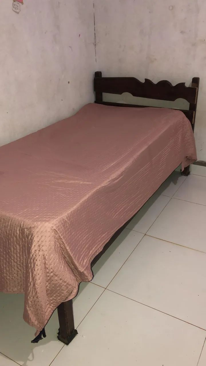 Vendo cama de solteiro de madeira  - Foto 4