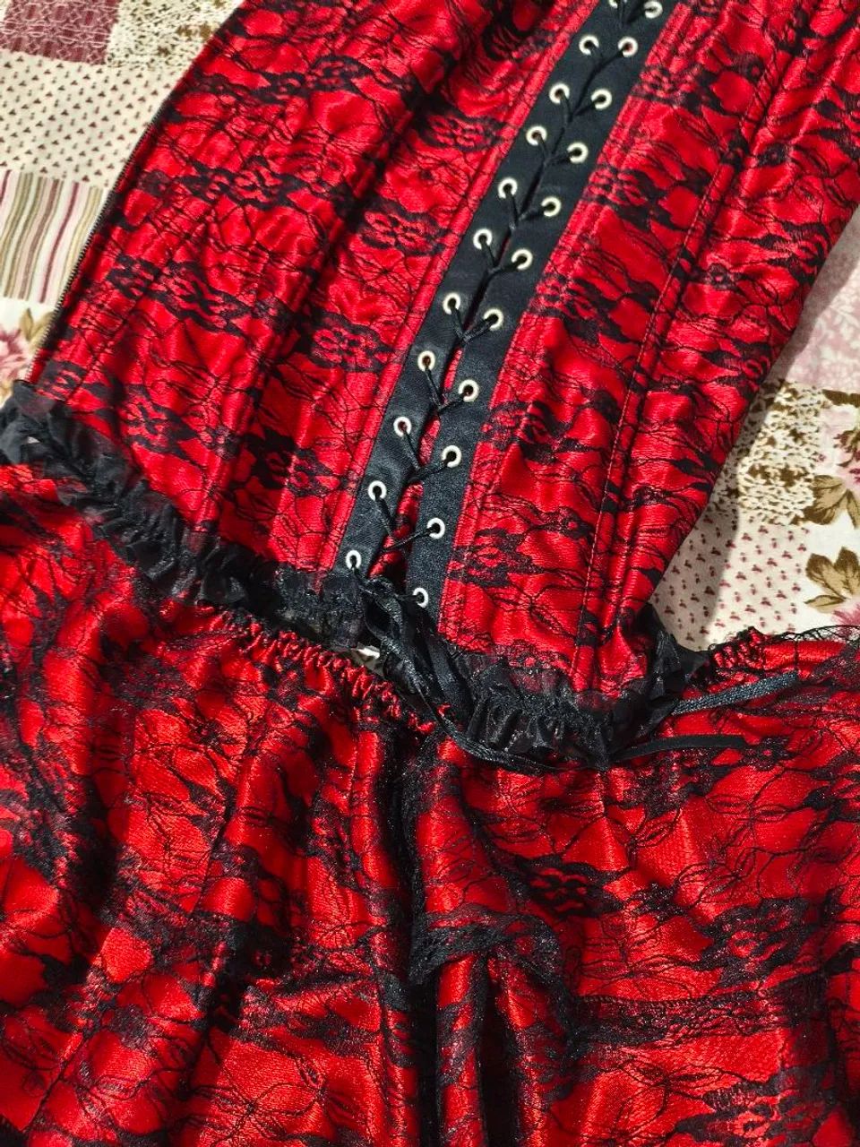 Espartilho e saia gótico vermelho e preto - Foto 2