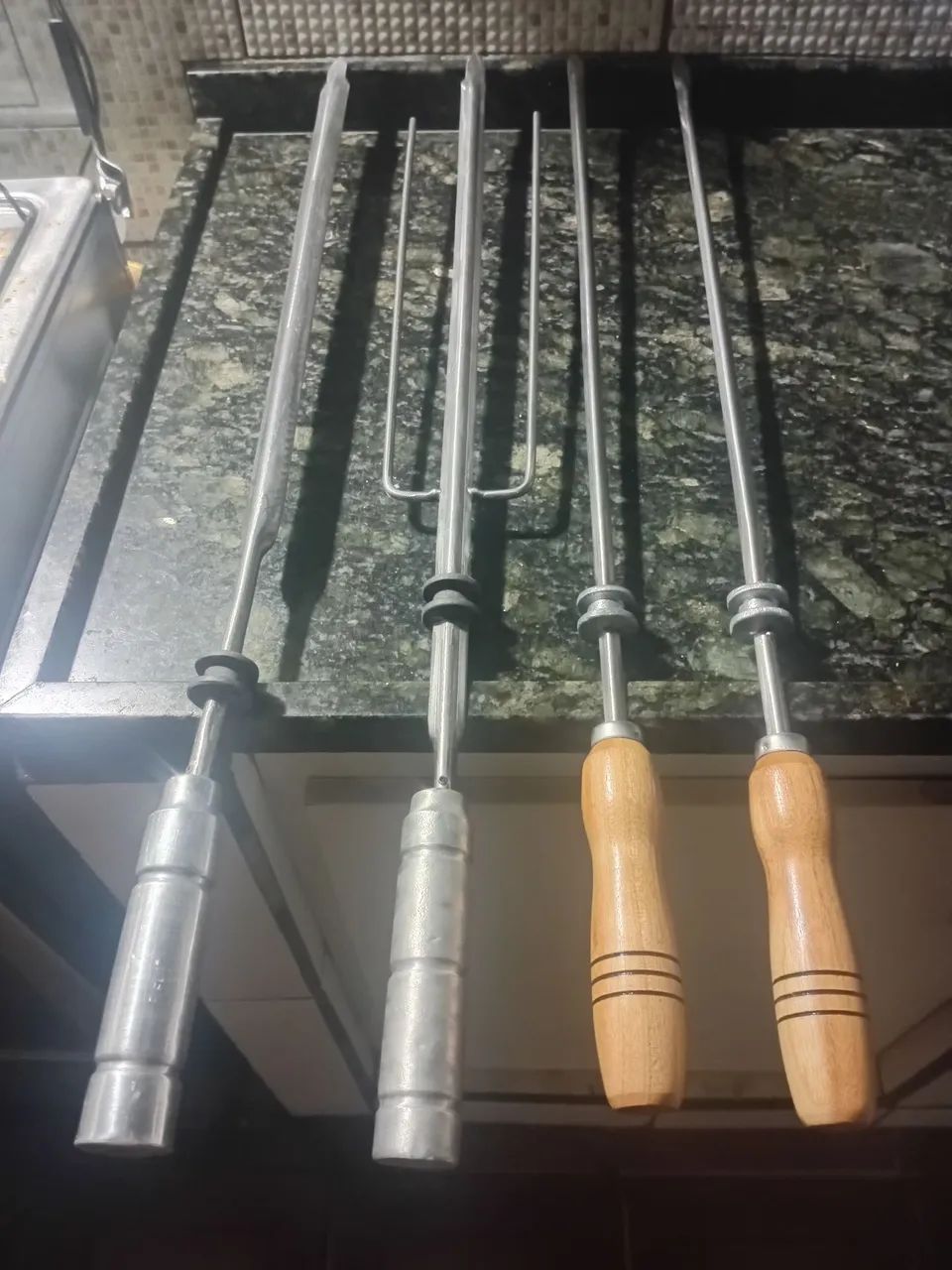 ABAIXEI O VALOR vendo kit com 4 espetos de inox com rodízio e cabo de madeira e alumínio