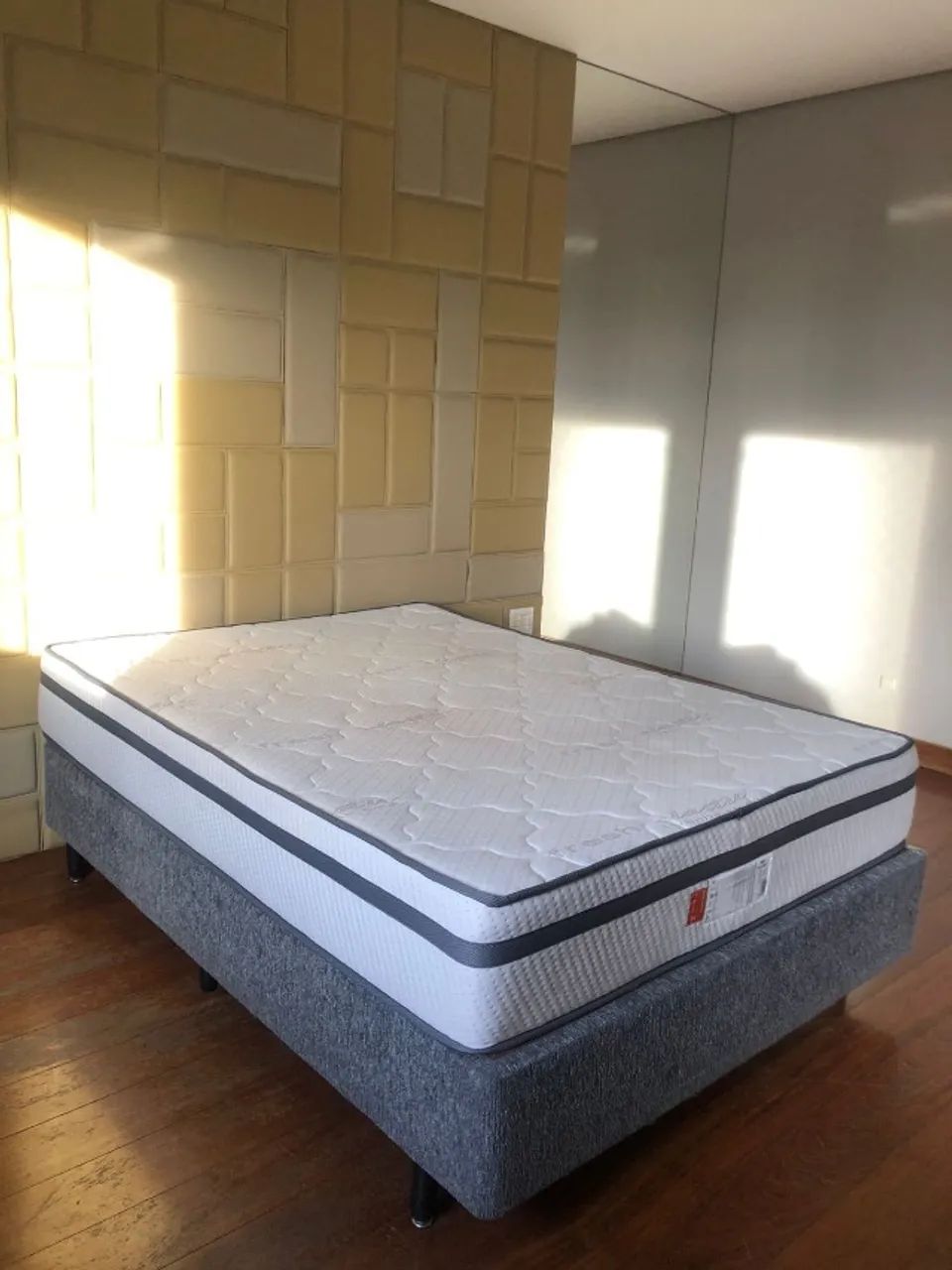 CAMA BOX DE MARCA IWS + travesseiros 