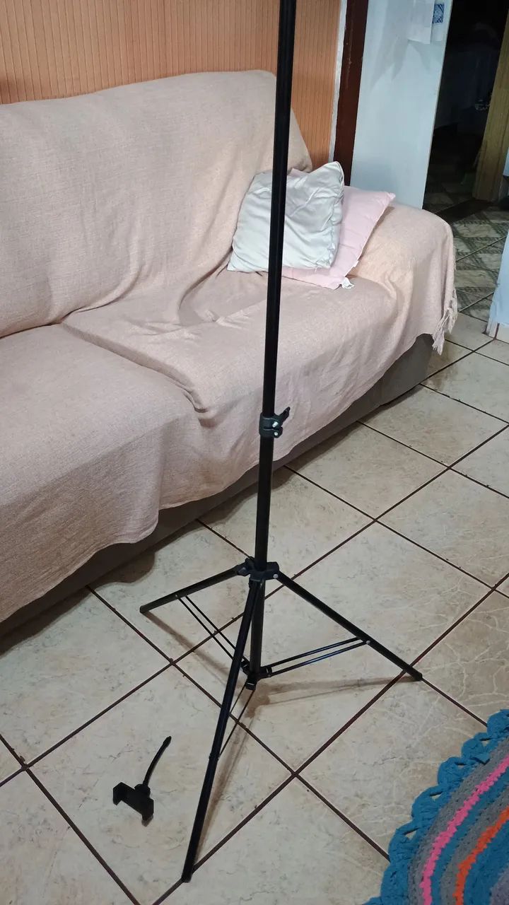 Tripé para câmera , ring light ou celular usado 