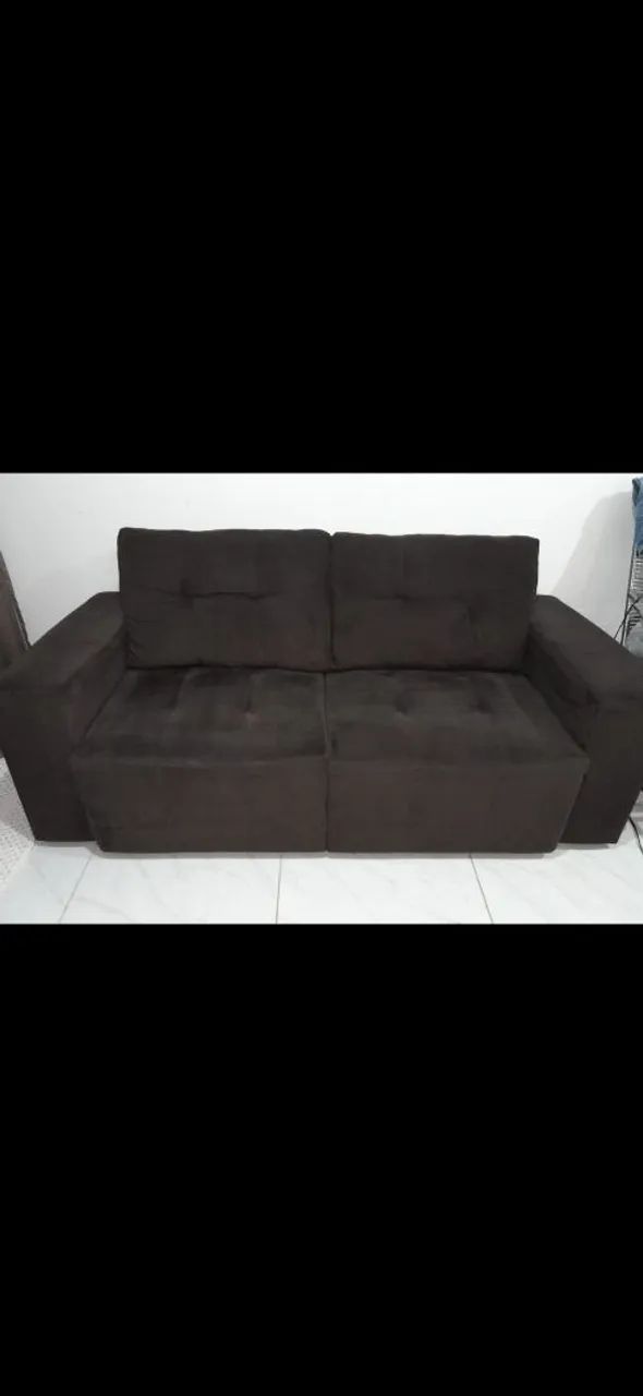 Sofá retrátil marron em perfeito estado de conservação, limpo sem manchas ou rasgão 