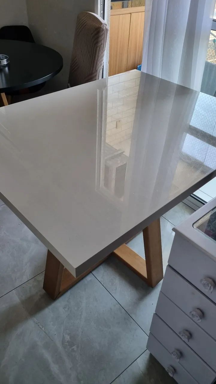 Mesa quadrada de madeira maciça com tampo de vidro - Foto 4