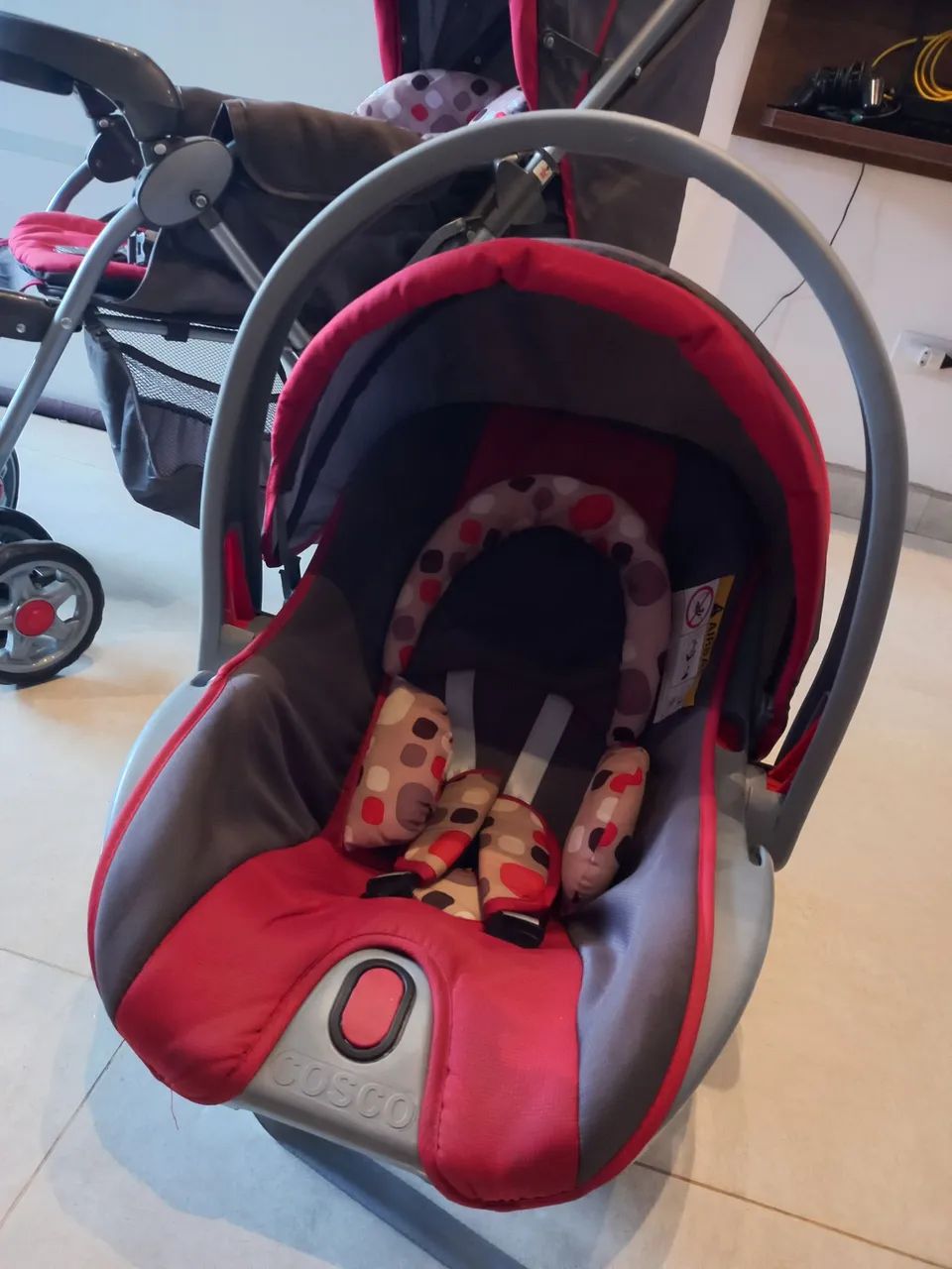 Carrinho com bebê conforto Cosco  - Foto 4