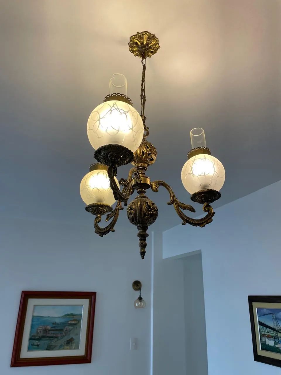 Lustre Antigo 3 Globos - Metal Trabalhado e Vidro Decorado - Foto 2
