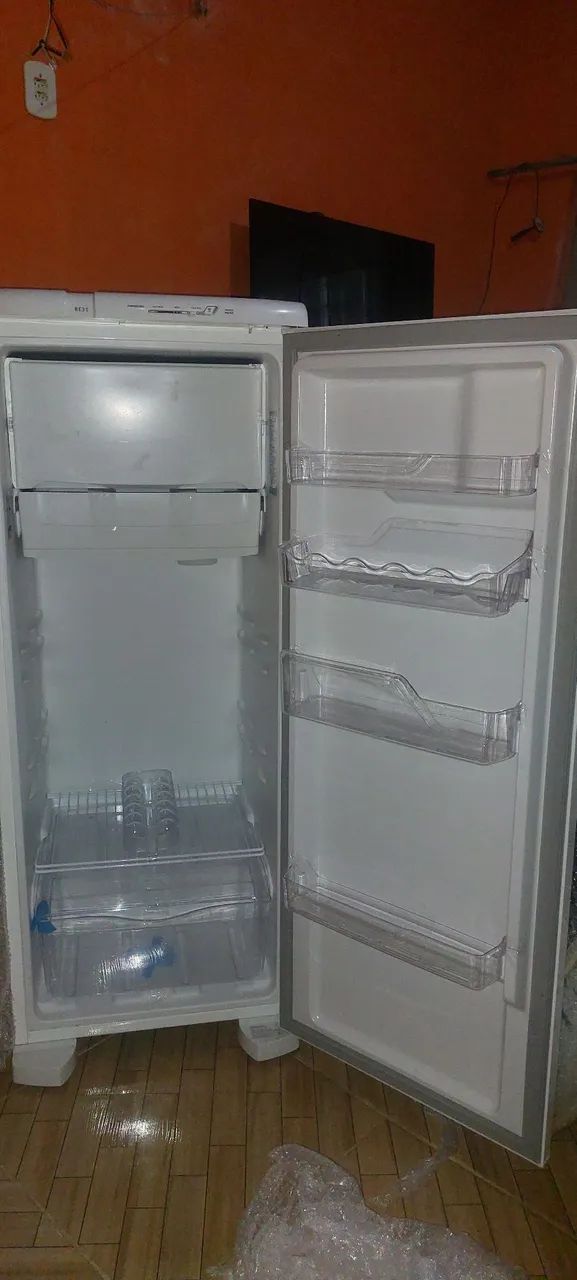 Geladeira Eletrolux 240lts - Foto 3