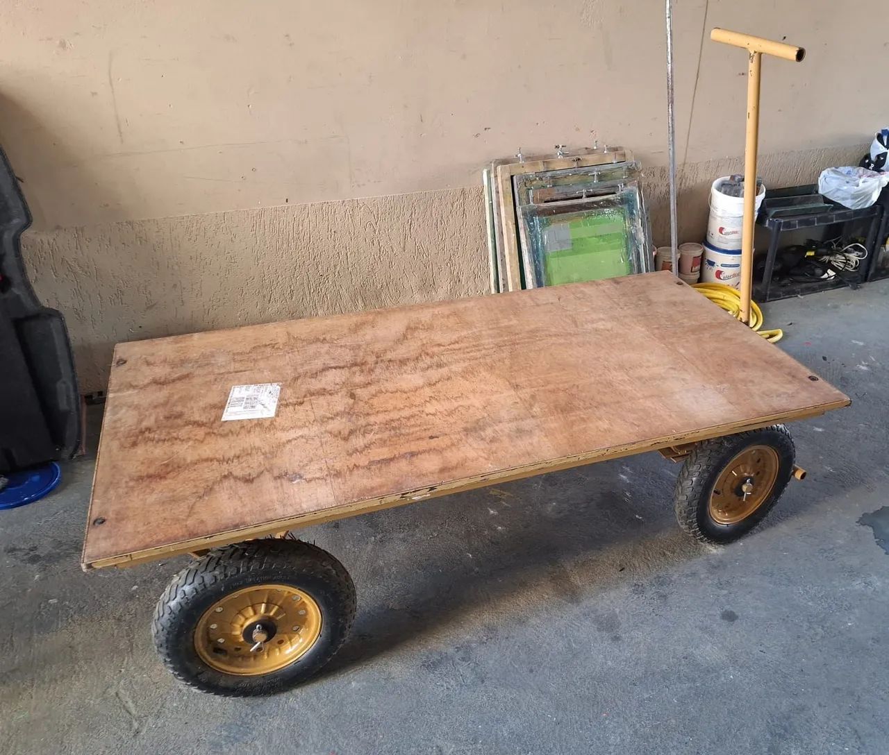 Carrinho Plataforma 150 X 80, com rodas pneumática. 