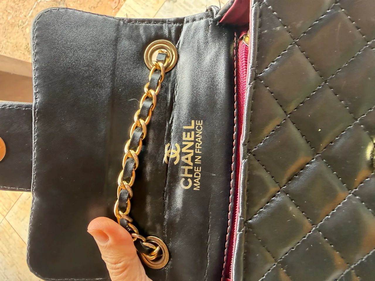 Bolsa Preta Matelassê Estilo Chanel com Corrente Dourada - Linda e Elegante - Foto 2