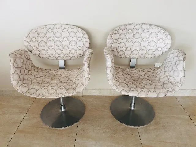 Conjunto de poltronas giratórias modelo tulipa