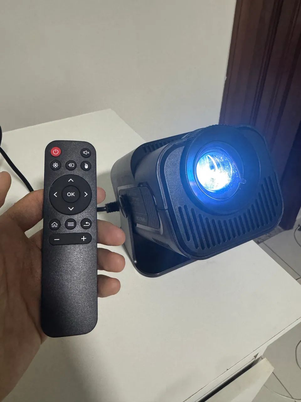 Projetor HY320 com controle remoto