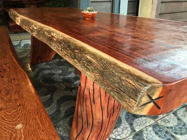 Conjunto Mesa Rústica em Madeira Angelim Pedra com 2 Bancos - Foto 2