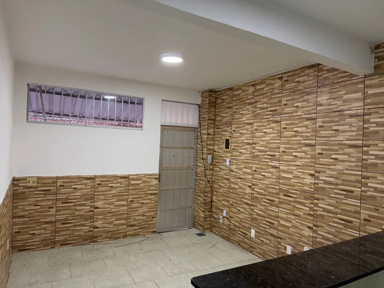 Alugo casa em rua fechada com portão automático 