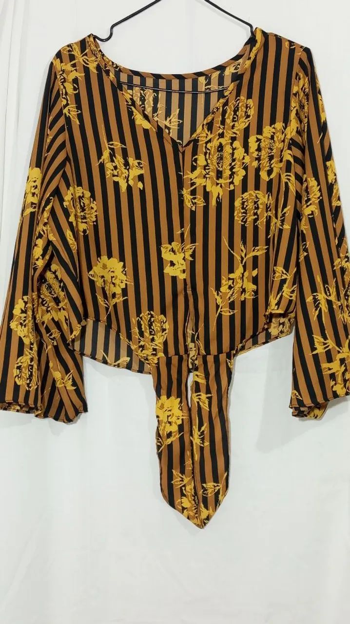 Blusa cropeed com flores