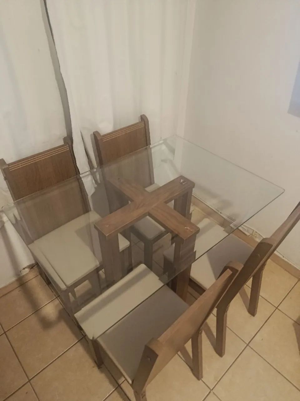 MESA COM 4 CADEIRAS 