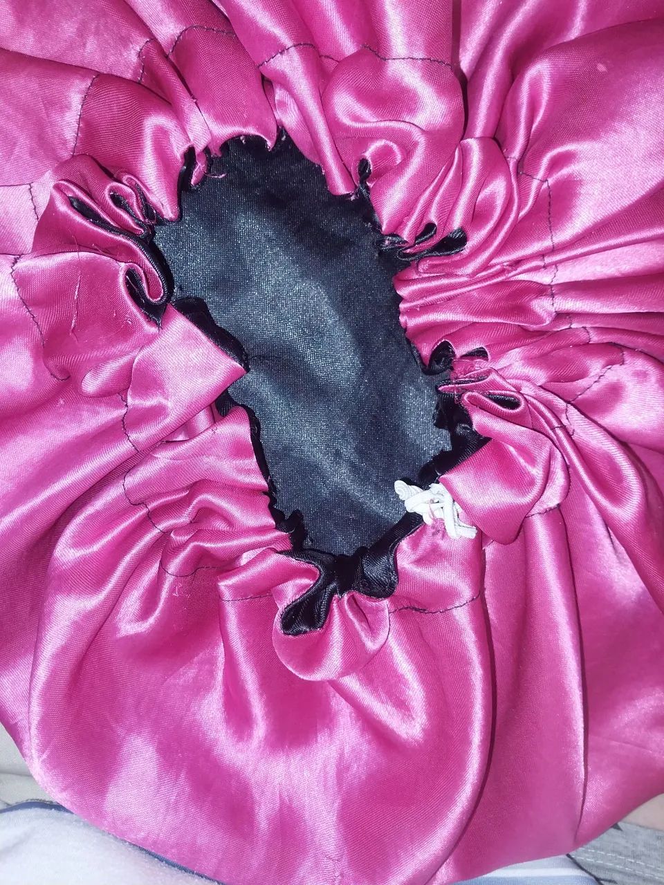 Touca de cetim rosa choque e elástico de cabelo antifriz  - Foto 3