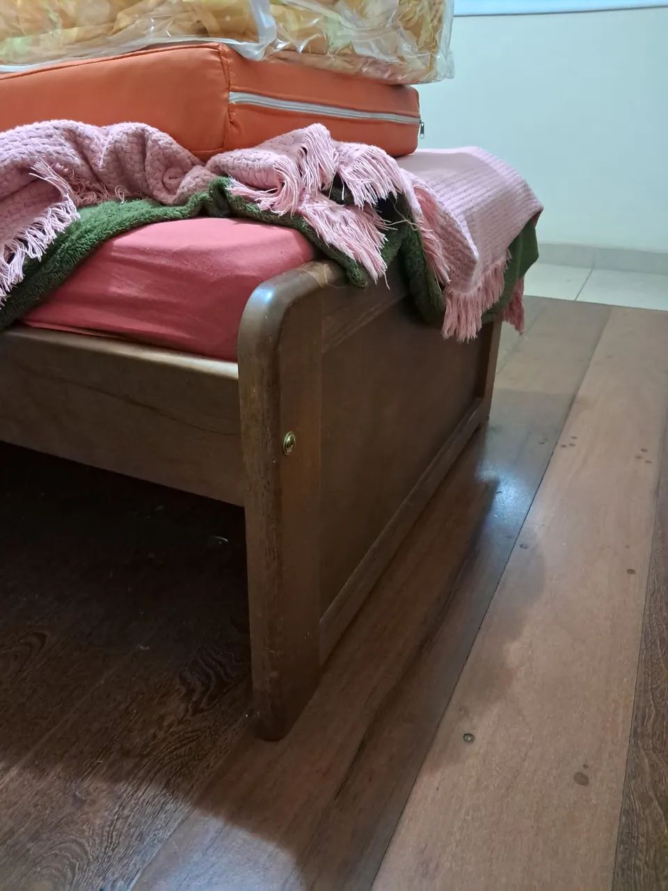 Cama de solteiro em madeira maciça, com colchão.  - Foto 2