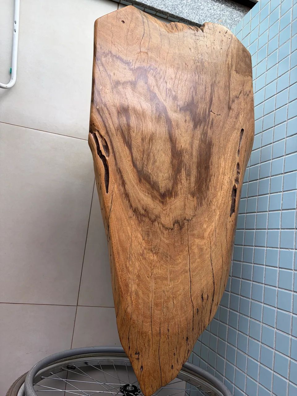 Mesa em madeira maciça 