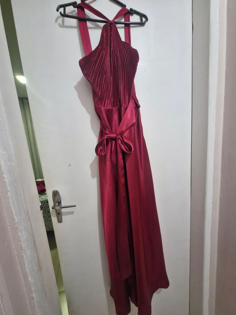 Vestido de cetim na cor cereja