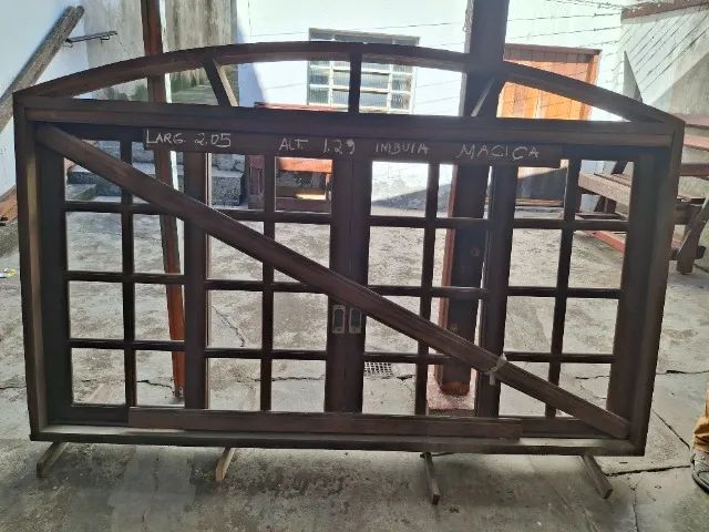 Mesa em madeira maciça 