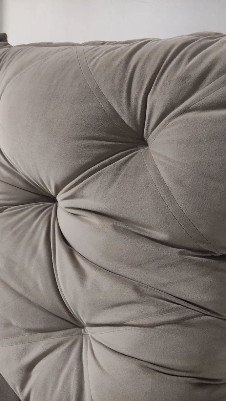 Sofá Retrátil (Sofá Cama) de Veludo cor Marrom Super Conservado - Foto 3