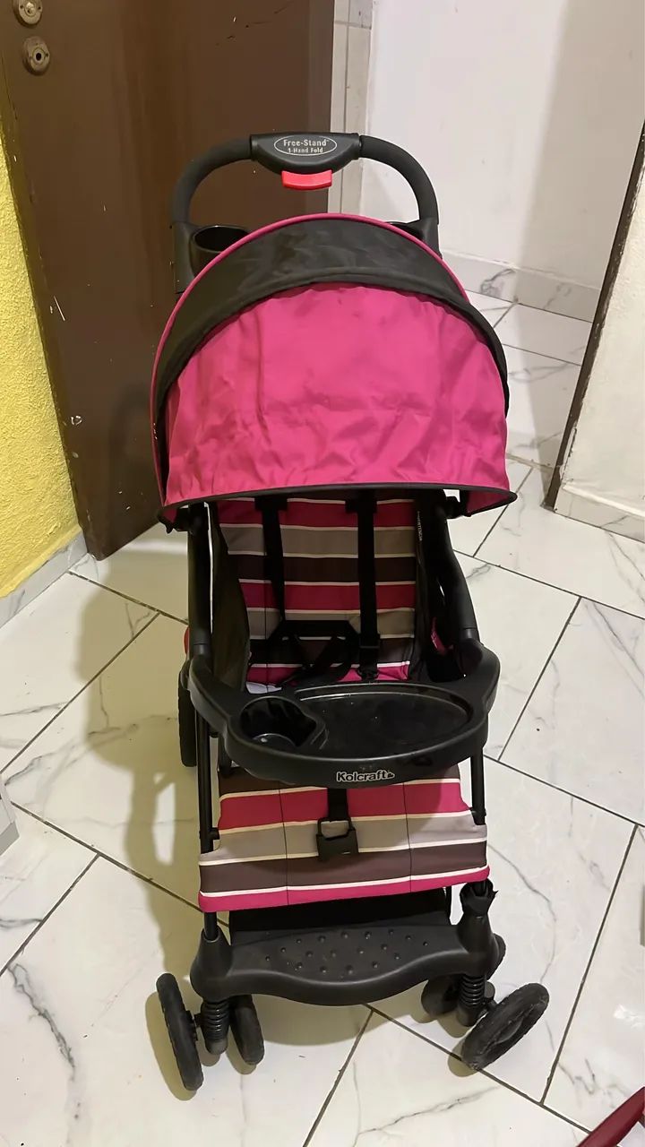 Carrinho de bebê Kolcraft leve e compacto (fecha com uma mão)