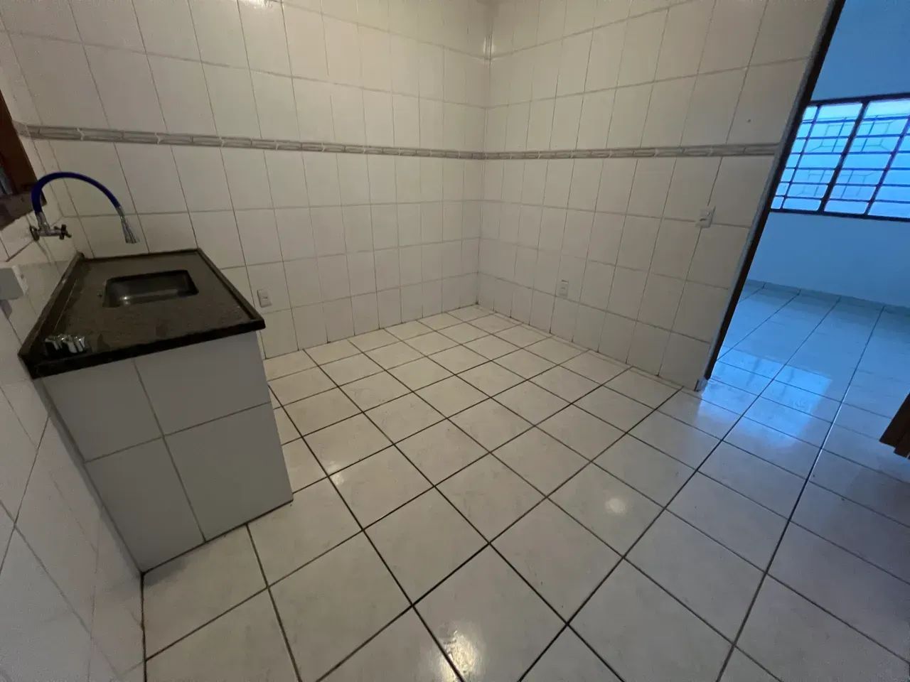 Alugo 4 cômodos e garagem - Foto 3