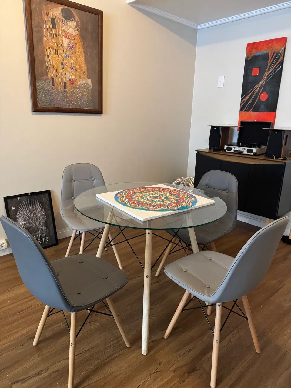 Conjunto mesa de vidro e cadeiras 
