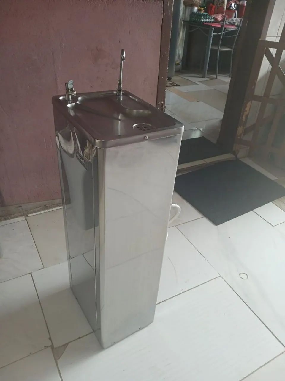 Vendo bebedouro de inox de coluna comercial  - Foto 3