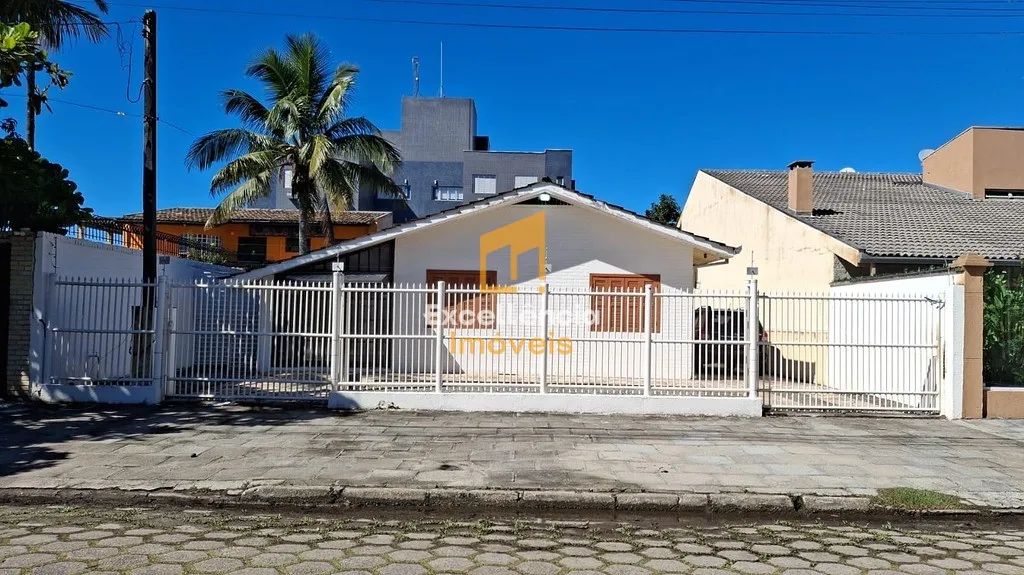 Casa com piscina faixa mar Matinhos